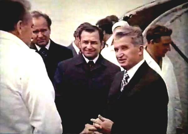 Ion Iliescu (stanga) si Nicolae Ceausescu