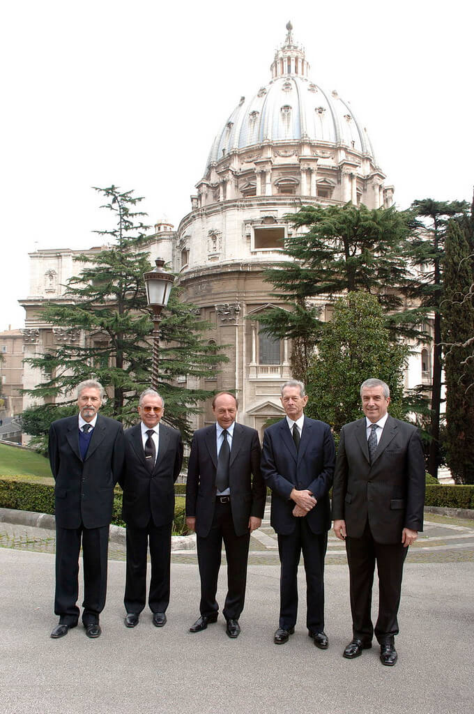 De la stanga: Emil Constantinescu, Ion Iliescu, Traian Basescu, Regele Mihai, Calin Popescu Tariceanu