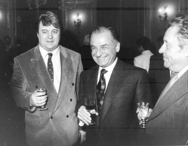 Vadim Tudor (stanga) si Ion Iliescu (in mijloc)
